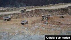 Մասնագետների կողմից վտանգավոր համարվող՝ բաց եղանակով շահագործվող հանքավայր Թեղուտում, արխիվ 
