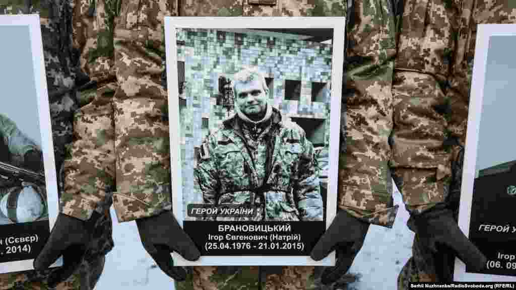 На фотографії Герой України, оборонець Донецького аеропорту з позвиним &laquo;Натрій&raquo; Ігор Брановицький. Після підриву бойовиками перекриття терміналу Брановицький вивів поранених, а сам повернувся назад. Разом із іншими побратимами він потрапив у полон до бойовиків угруповання &laquo;ДНР&raquo;. Брановицький, щоб врятувати товаришів, сказав, що він кулеметник. Його нещадно били. За словами очевидців, 21 січня 2015 року Ігоря Брановицького убив у полоні двома пострілами в голову громадянин Росії, бойовик Арсеній Павлов &laquo;Моторола&raquo;&nbsp;