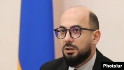 ԱԺ ՔՊ խմբակցության ղեկավար Արթուր Հովհաննիսյանը ճեպազրույցի ժամանակ, Երևան, 15-ը սեպտեմբերի, 2025թ.