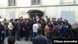 У здания Бакинского суда по тяжким преступлениям по делу активистов движения NIDA.  5 ноября 2013.