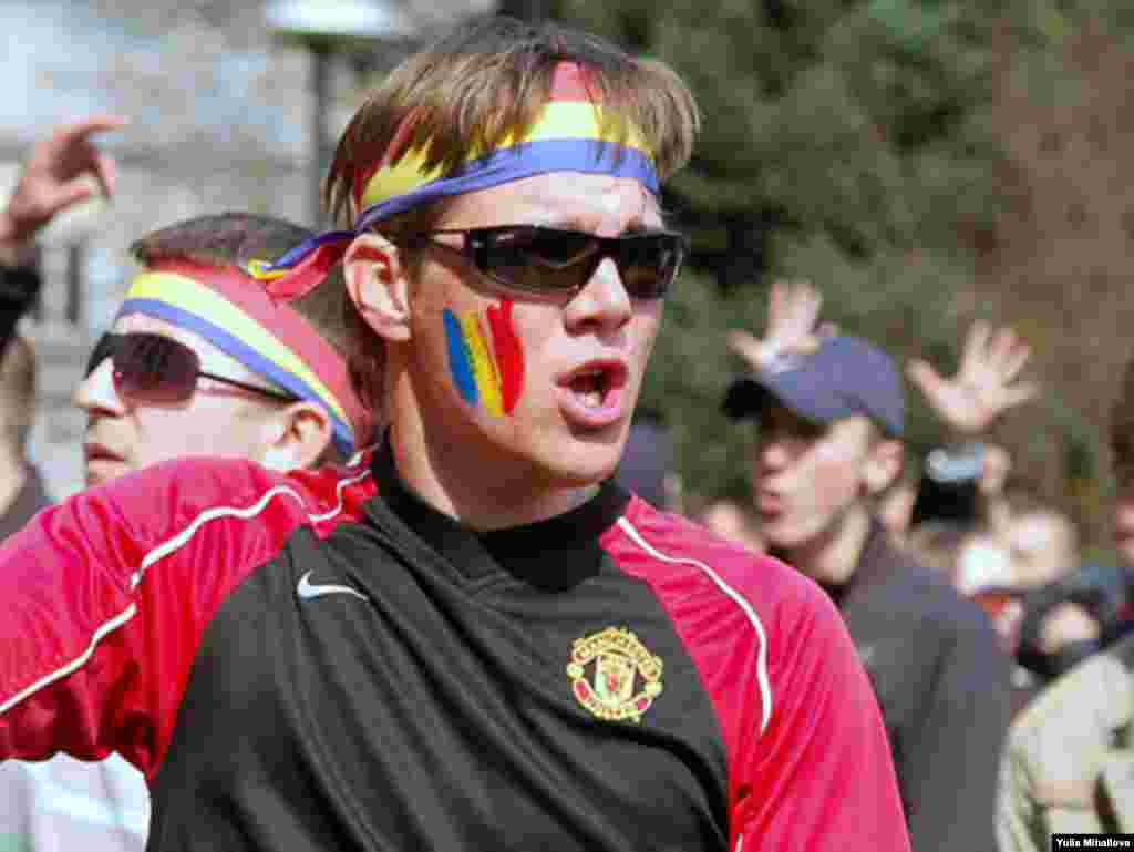 Как сообщает корреспондент Радио Свобода, на площади перед резиденцией президента - коммуниста Владимира Воронина - собрались несколько тысяч человек, в основном - молодежь. Они скандируют антикоммунистические лозунги. Группа демонстрантов забросала камнями находящееся напротив здание парламента и ворвалась в него. Протестующие жгут вынесенную из здания мебель и документы.