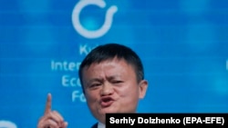 «Alibaba» компаниясынын негиздөөчүлөрүнүн бири Жэк Ма Киев эл аралык экономикалык шеринесинде чыгып сүйлөөдө. Киев. 2019-жылдын 8-ноябры.