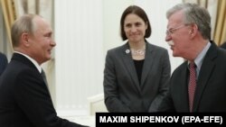 Путин менен Болтон учурашкан учур. 23-октябрь, 2018-жыл.