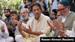 "Терик-ин Инсаф" партиясынын лидери Имран Хан чабуулда курман болгон талапкер Сираж Раисанинин жакындарына көңүл айтууда. 15-июль, 2018-жыл. 