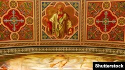 Інтер’єр Трьохсвятительської церкви (Семінарської церкви) Чернівецько-Хотинської єпархії Православної церкви України (ПЦУ). Цей храм, як частину архітектурного ансамблю Резиденції митрополитів Буковини і Далмації, включено до списку Світової спадщини ЮНЕСКО. Чернівці