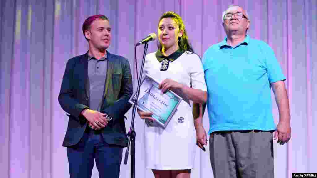 Журналистлар Римзил Вәли (у) белән Саша Долгов &quot;Идел&quot; яшьләр үзәге директоры Ләйсән Төхфәтуллинага диплом тапшыралар