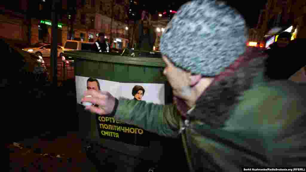 &laquo;Народна люстрація&raquo; &ndash; умовне позначення: манекени&nbsp;кинули в сміттєвий бак і закидали яйцями