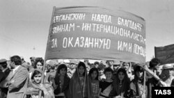 Афганцы благодарят уходящие советские войска за оказанную помощь. Архивное фото