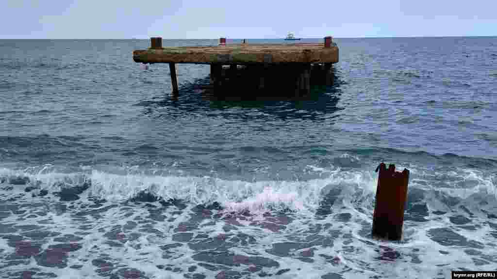 Незважаючи на це, серед купи бетону й іржавого заліза, тут можна зустріти відпочивальників різного віку. &nbsp; Як люди проводять час на &laquo;Золотому пляжі&raquo; &ndash;​ дивіться у нашій фотогалереї