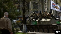 Проросійські активісти на броньованій техніці у Слов'янську, 18 квітня 2014 року