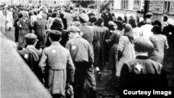 Одесса, октябрь 1941 года. Очередь евреев на регистрацию. Фото из музея Yad Vashem (The World Holocaust Remembrance centre)