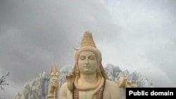 "Мужская красота не связывается с силой и мужеством. Святые отшельники изображаются безмускульными, их тело подобно стеблю лотоса — упругое, напоенное, но лишенное мускулов, оно живет внутренними соками, дыханием жизни, праной"