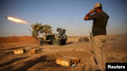 Ирак -- "Ислам мамлекетининин" жоочуларына каршы согушкан шиит аскерлери Тикритке жакын Бо Хасан кыштагында. 12-сентябрь, 2014. 