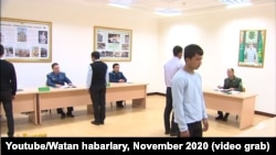 Призывники проходят медицинский осмотр в военкомате. (Фото государственных СМИ Туркменистана)