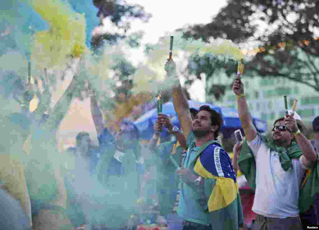 Русефке импичмент жариялау туралы парламенттегі дауыс беру процесі Бразилия қалаларындағы алаңдарда тікелей эфирде көрсетілді. Оны көптеген шерушілер көрді.&nbsp; Суретте: президенттің биліктен кеткенін қалайтын азаматтар.&nbsp;