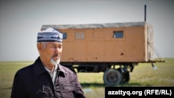 Асылбек Рамазанулы, глава совета старейшин, на пастбищах села. Село Оразак, 11 июня 2021 года