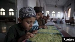 Пакистанда мечитте Куран окууну үйрөнүп жаткан  балдар