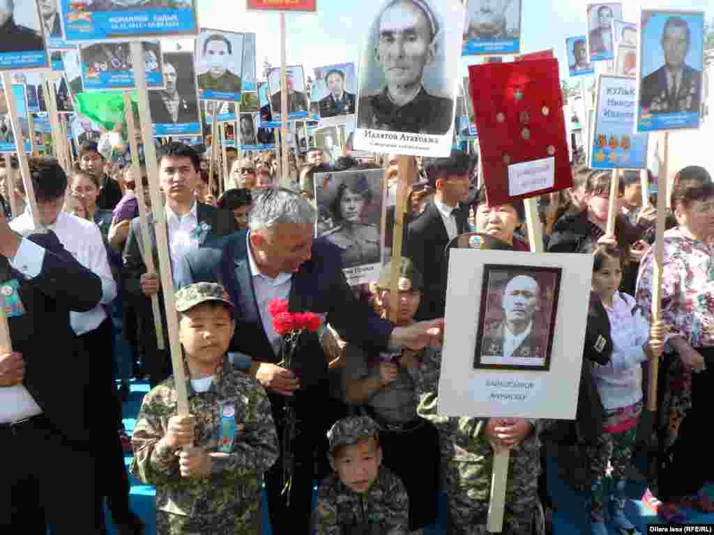 В нем участвовали сотни горожан, которые несли в руках фотографии своих погибших на войне родственников.