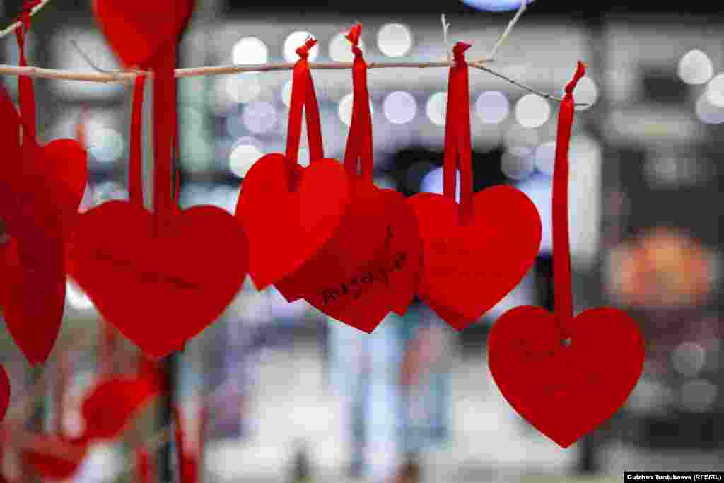 Айрым динчилдер &quot;Ыйык Валентин күнүн белгилөө шариятка туура келбейт&quot; дешип, бул күндү жеригендер да бар.&nbsp;