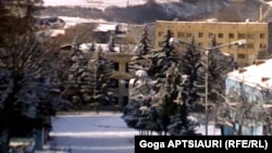 В отличие от прежних месяцев, попасть в Ахалгорский район теперь могут и те люди, у которых нет местной регистрации, но есть разрешение де-факто властей