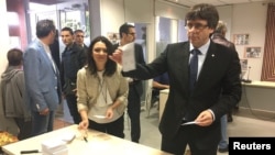 Карлес Пучдемон голосує на референдумі, Корнелья-де-Террі, 1 жовтня 2017 року