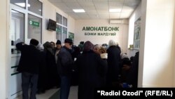 В Таджикистане граждане не могут получить денежные переводы от родных 