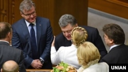 Президент Украины Петр Порошенко и лидер партии «Батькивщина» Юлия Тимошенко на открытии сессии Верховной Рады. Киев, 27 ноября 2014 года.