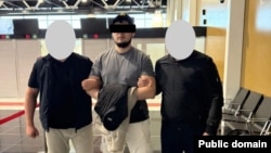 Мунарбек Сайпидинов Кыргызстанга алынып келди. ИИМ тараткан сүрөт.