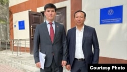 Актер Чыңгыз Мамаев адвокат Нурсултан Жаныбеков менен.
