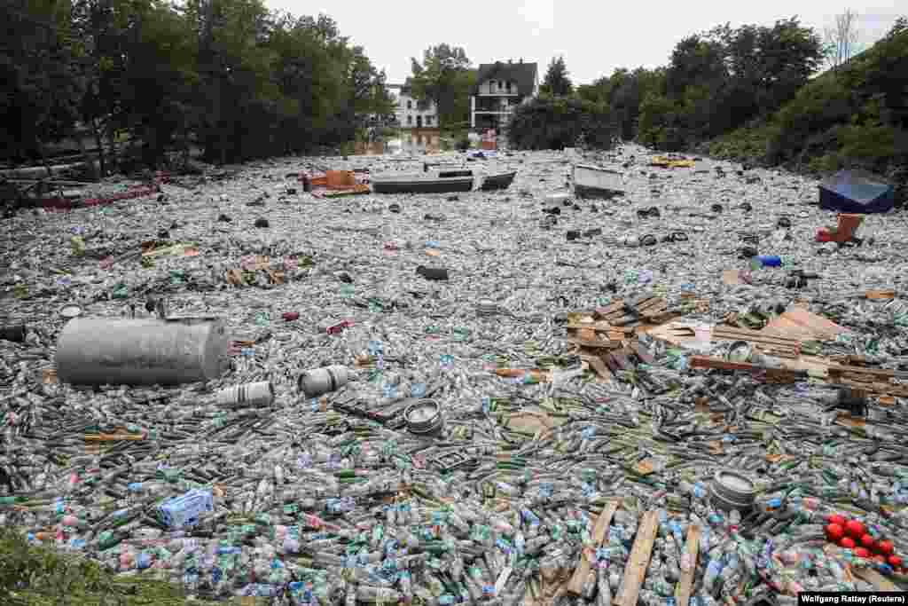 Мусор после проливных дождей в Бад-Нойенар-Арвайлере, Германия, 15 июля 2021 года