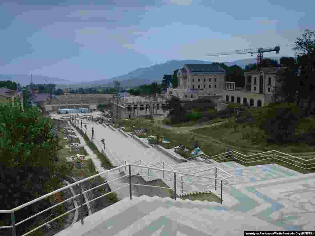 Місто Степанакерт фактично з нуля, потихеньку відбудовують після війни. Місто було розбомблено майже вщент, ударами азербайджанських сил, що дислокувались над Степанакертом, у місті Шуши.