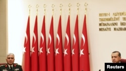 Премьер-министр Турции Реджеп Тайип Эрдоган председательствует на заседании Верховного военного совета, 1 августа 2011 г. 