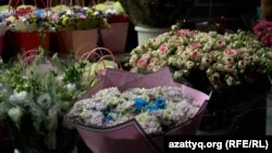 Алматы қаласының Тастақ базарындағы гүл саудасы. 2025 жылдың шілде айы.