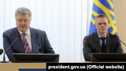 Президент України Петро Порошенко (ліворуч) і голова Донецької обласної військово-цивільної адміністрації Олександр Куць. Краматорськ, 22 червня 2018 року