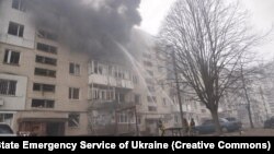 Өрт сөндірушілер Ресей зымыраны түскен үйдегі отты сөндіріп жатыр. Сумы, Украина. 24 наурыз, 2025 жыл.  