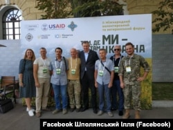 Ілля Шполянський, перший праворуч.