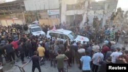 Автомобілі Червоного Хреста перевозять заручників, яких понад два роки утримували в Газі, після їх передачі в рамках угоди про припинення вогню і обмін заручниками і в’язнями між «Хамасом» та Ізраїлем, Газа, 13 жовтня 2025 року