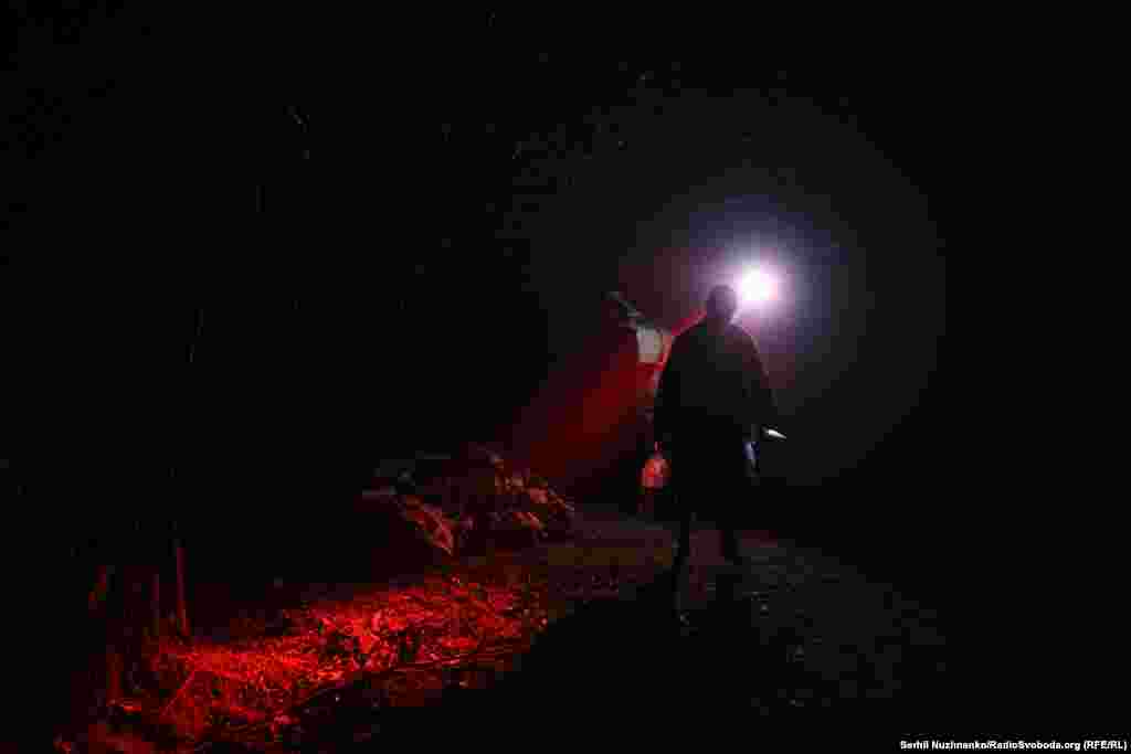 Ніч, район Костянтинівки на Донеччині, ми зустрічаємось на &laquo;точці&raquo; з військовими, які мають доправити до позиції мінометників продукти та інші необхідні речі. Вони оглядають старенький &laquo;Хаммер&raquo; перед виїздом, для якого, мабуть, це не перша війна