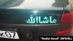 Тажикстан расмийлери арабча жазуу айдоочуларды алаксытып, жол кырсыгын пайда кылып жатканын билдирүүдө. 