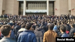 Поліцію звинувачують у використанні вогнепальної зброї. Поліція Тегерану звинувачення заперечує