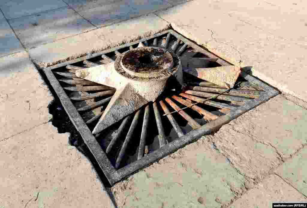 Вечный огонь давно потух.