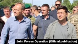 Голова Європейської ради Дональд Туск (л) та президент України Володимир Зеленський у Станиці Луганській, 7 липня 2019 року