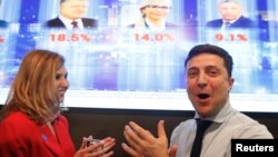 Кандидат у президенти України Володимир Зеленський (п) та його дружина реагують на перші дані екзит-полів, які засвідчили його перемогу в першому турі виборів, Київ, 31 березня 2019 року