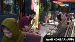 Пара в кафе в Кабуле в августе 2019 года. Сейчас многие молодые жители Кабула говорят, что не могут позволить себе обедать вне дома из-за тяжелого экономического кризиса