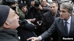 Экc-президент Украины Виктор Ющенко на улице Киева дискутирует с оппонентами