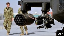 هری شاهزاده بریتانیایی که دو بار در ترکیب نیروهای هوایی این کشور در برابر طالبان در افغانستان خدمت کرده‌است.