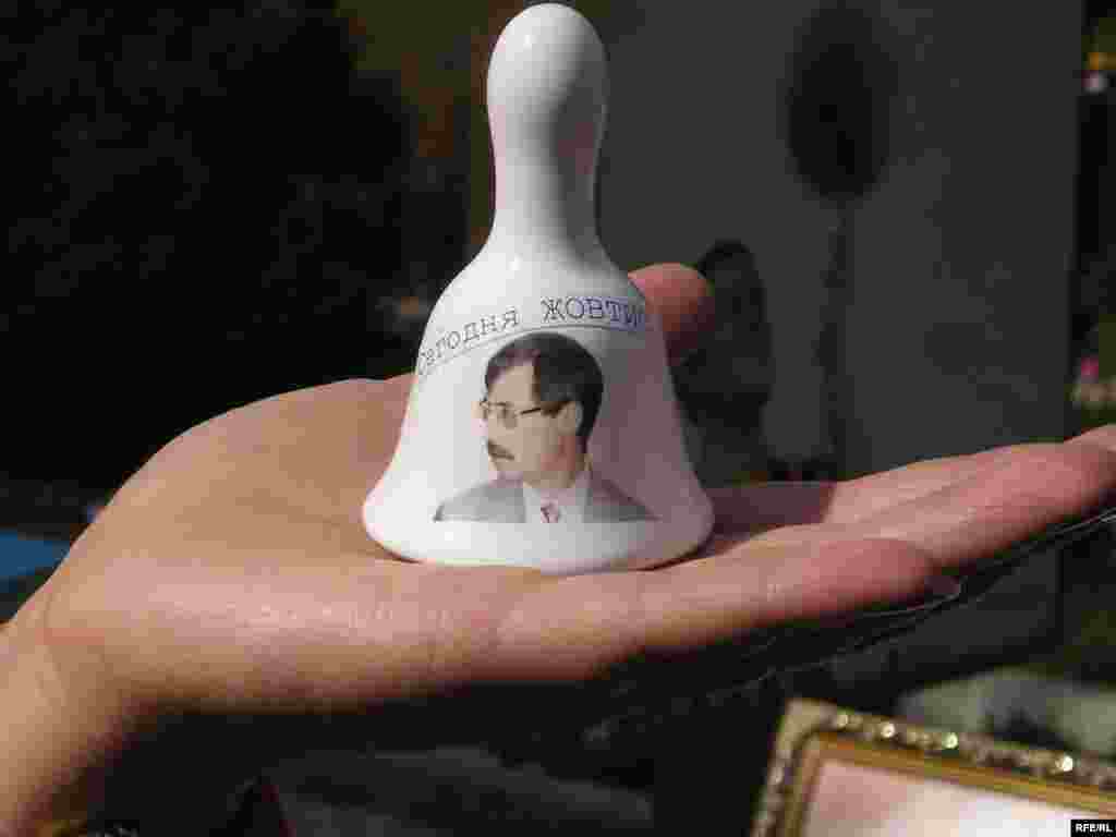 Символ акций в поддержку Жовтиса. - Колокольчик с изображением Евгения Жовтиса и надписью «Сегодня Жовтис, завтра - Вы». После отказа Алматинским областным судом в удовлетворении апелляционной жалобы Евгения Жовтиса в его защиту выступил ряд международных правозащитных организаций. 