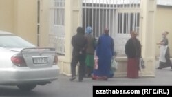 Illýustrasiýa suraty. Arhiwden alyndy. Azyk harytlaryny satyn almak üçin garaşýan adamlar. Noýabr, 2020 ý. 