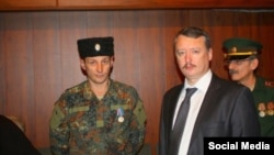 Аляксандар Шэянаў (зьлева) разам з Ігарам Стралковым-Гіркіным