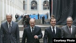 "Единая Россия" на марше: Борис Грызлов, Владимир Путин, Дмитрий Медведев и Ментемир Шаймиев